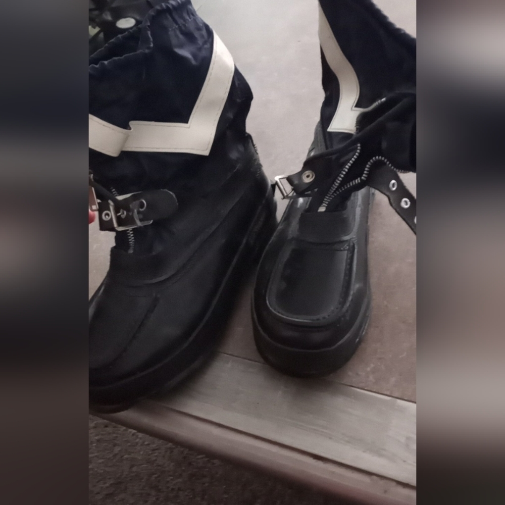 Boys winter boots size 3